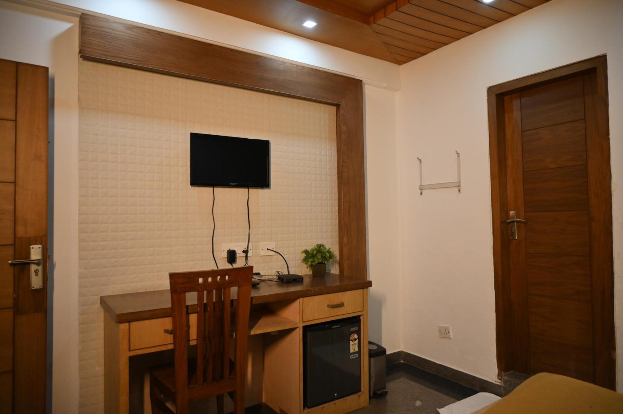 Hotel Dh Dharamshala Exteriör bild